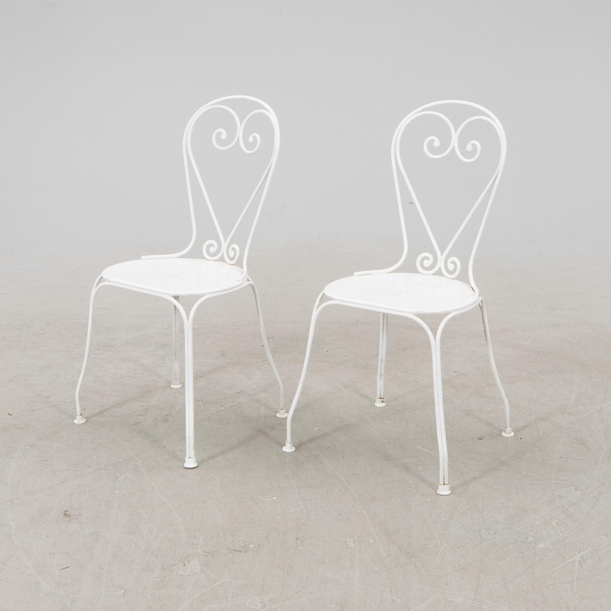 A tabe and two chairs from Byarum later part of the 20th century.