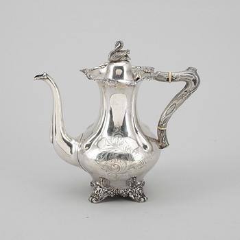 KAFFEKANNA, silver, troligen Carl Adam Svanberg, Vimmerby, 1858. Vikt ca 650 gram.