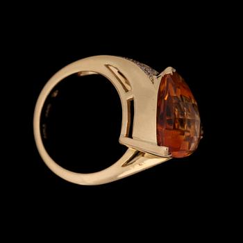 RING, fasettslipad citrin, 12 ct, med briljantslipade diamanter, tot. 0.40 ct.