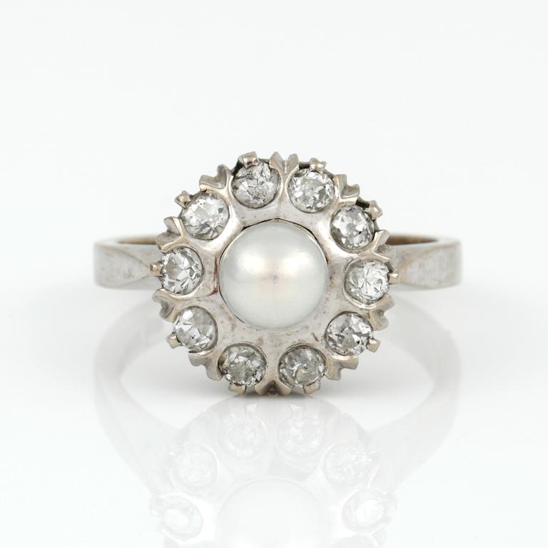 RING, 18K vitguld med odlad pärla och gammalslipade diamanter tot ca 0,93 ct, KÅ-CE, Stockholm, 1988. Vikt 5,52 g.