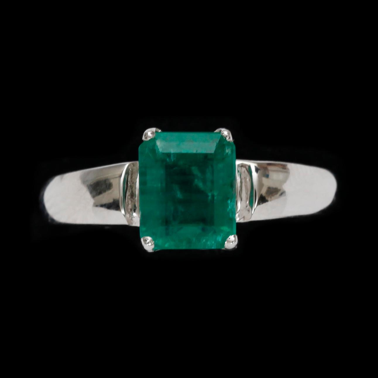 RING, 14k vitguld med trappslipad smaragd, Vikt 3,6.