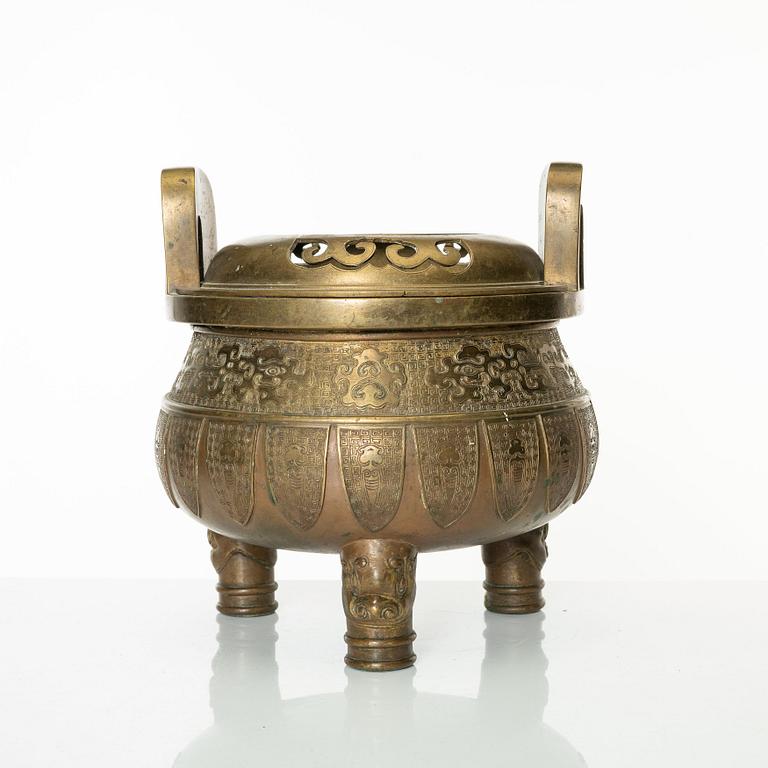 A large tripod copper alloy censer, 17th/18th Century.