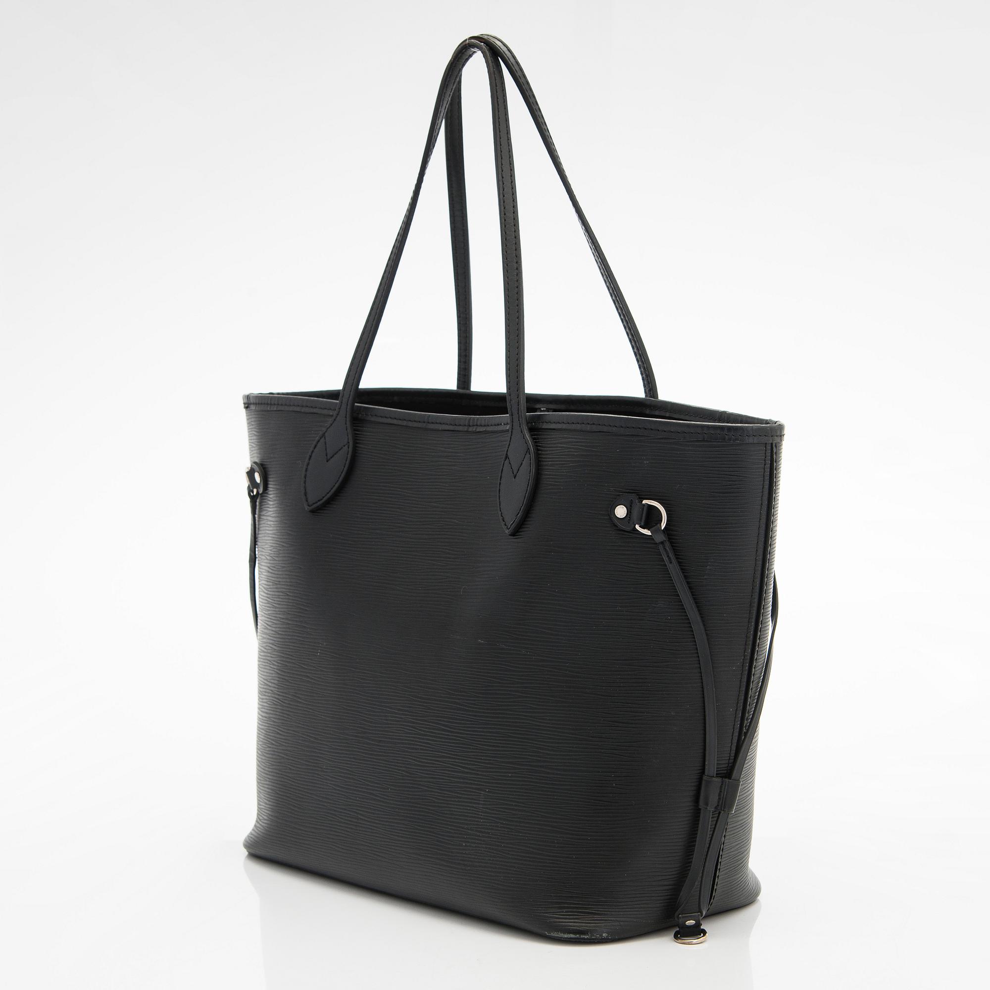 Louis Vuitton, a 'Neverfull MM' bag.