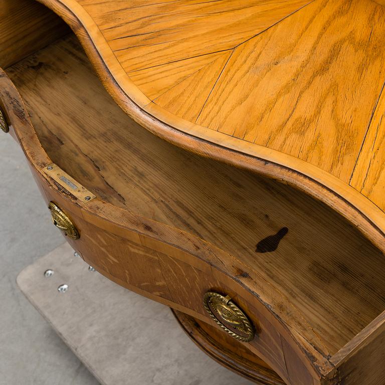 A first half of the 18th Century Baroque chest of drawers.