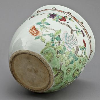 FISKBASSÄNG, porslin, Kina, 1900-talets första hälft.