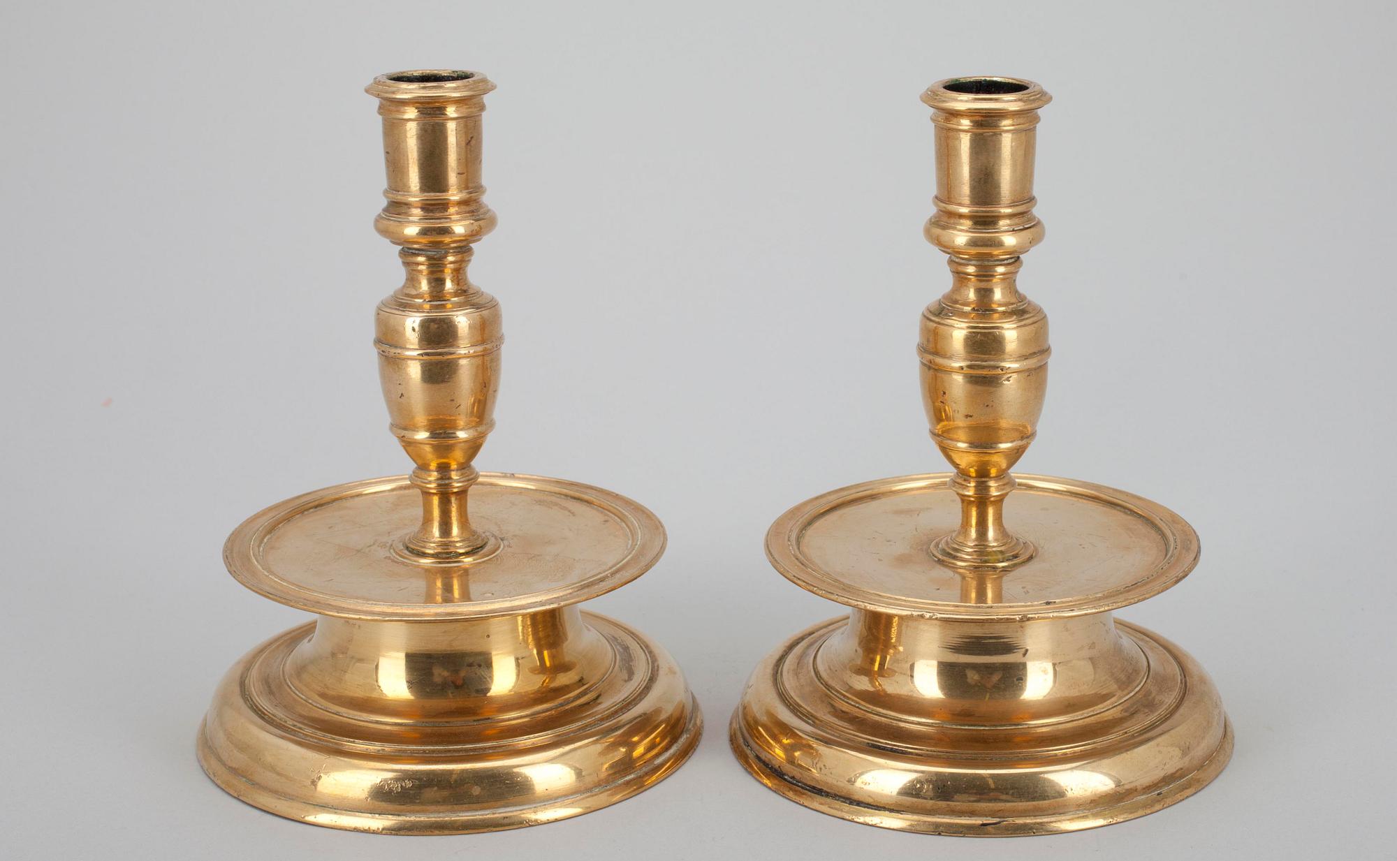 LJUSSTAKAKAR, ett par, mässing, barockstil, möjligen Flandern 1800-tal.