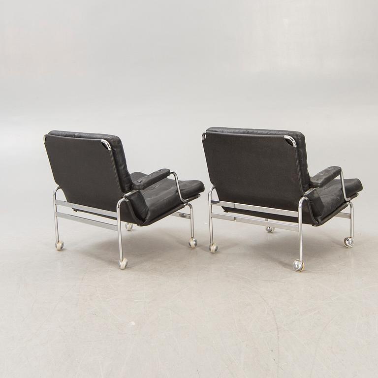 A pair of Bruno Mathsson karin leather and chrome easy chairs for DUX later part of the 20th century.