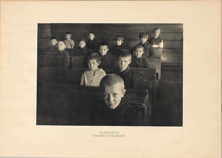 MARGARET BOURKE-WHITE, portfolio med fotogravyrer "Twelve Soviet Photo-prints".