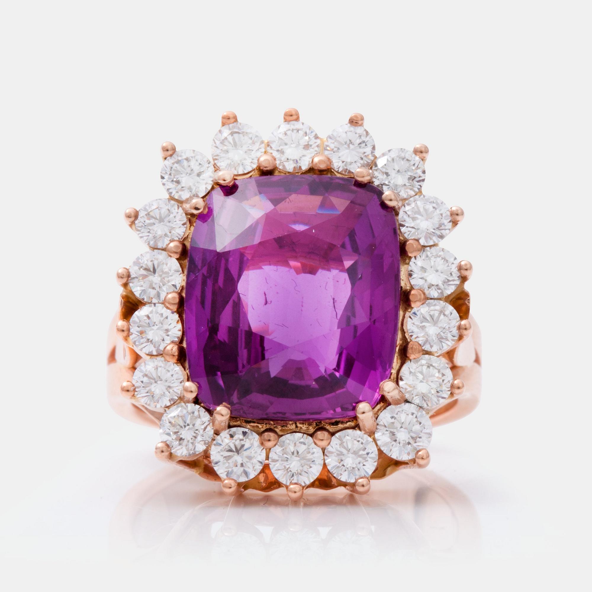 RING med en 9.55 ct obehandlad rosa safir samt briljantslipade diamanter. Certifikat från Gübelin.
