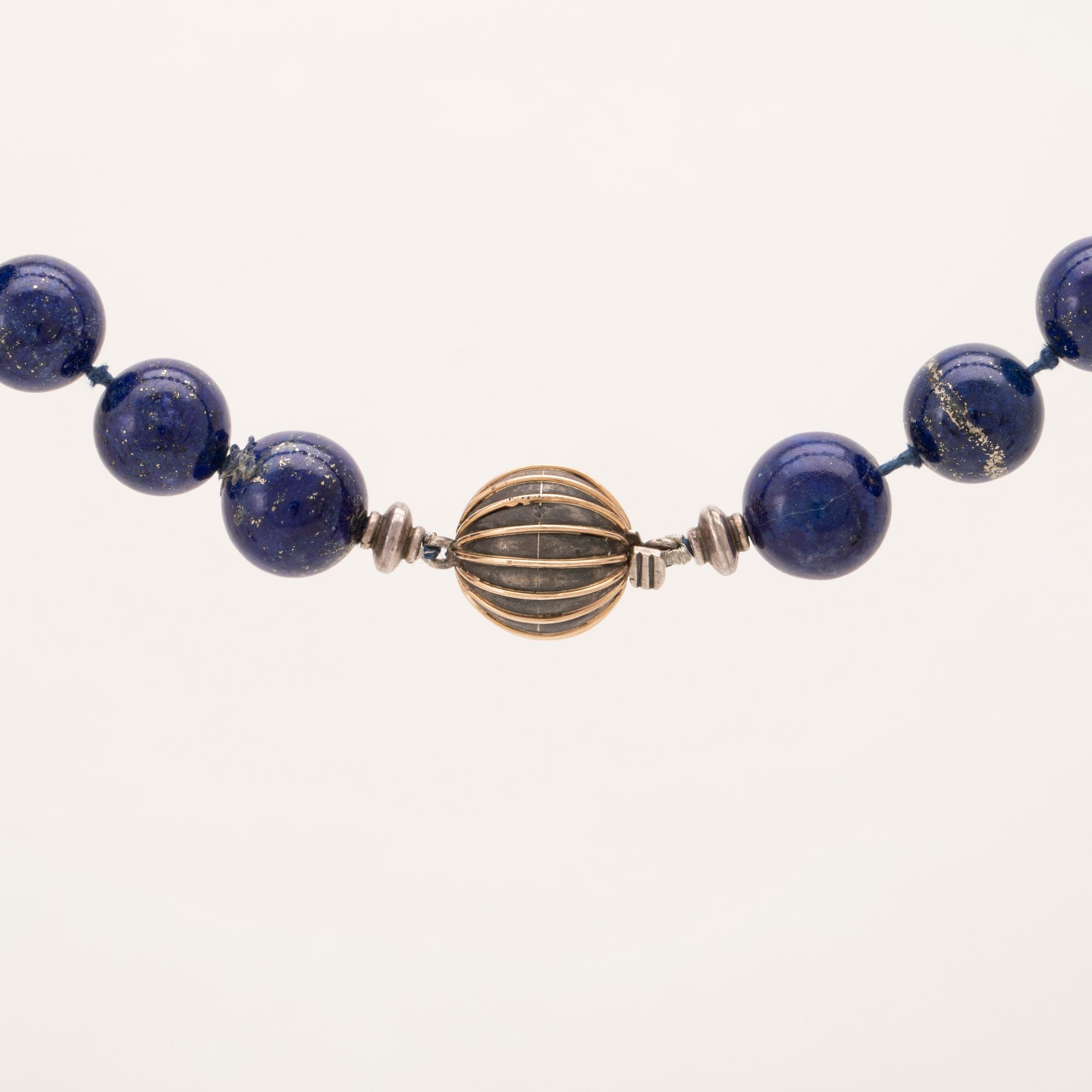 Collier lapis lazuli lås av delvis förgyllt silver.
