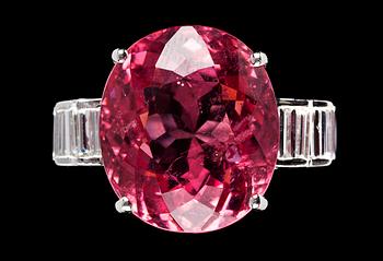 868. A pink tourmaline and diamond ring.