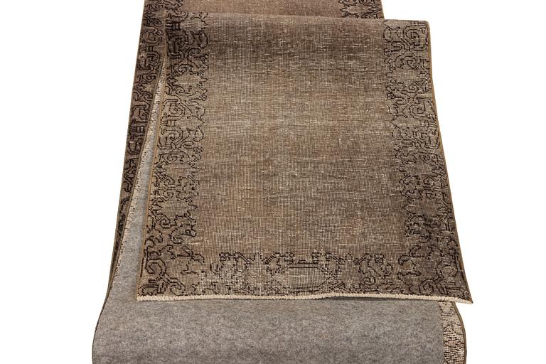 An oriental vintage design runner carpet, c. 460 x 80 cm.