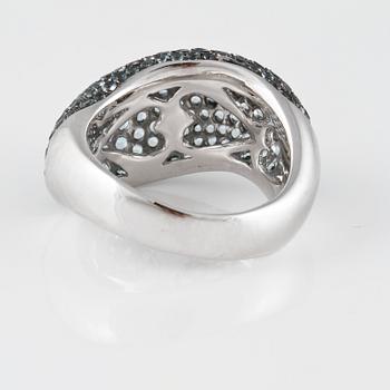 RING, 18K vitguld med fasettslipade blå safirer ca 3.17 ct. Vikt 8,8 gram.