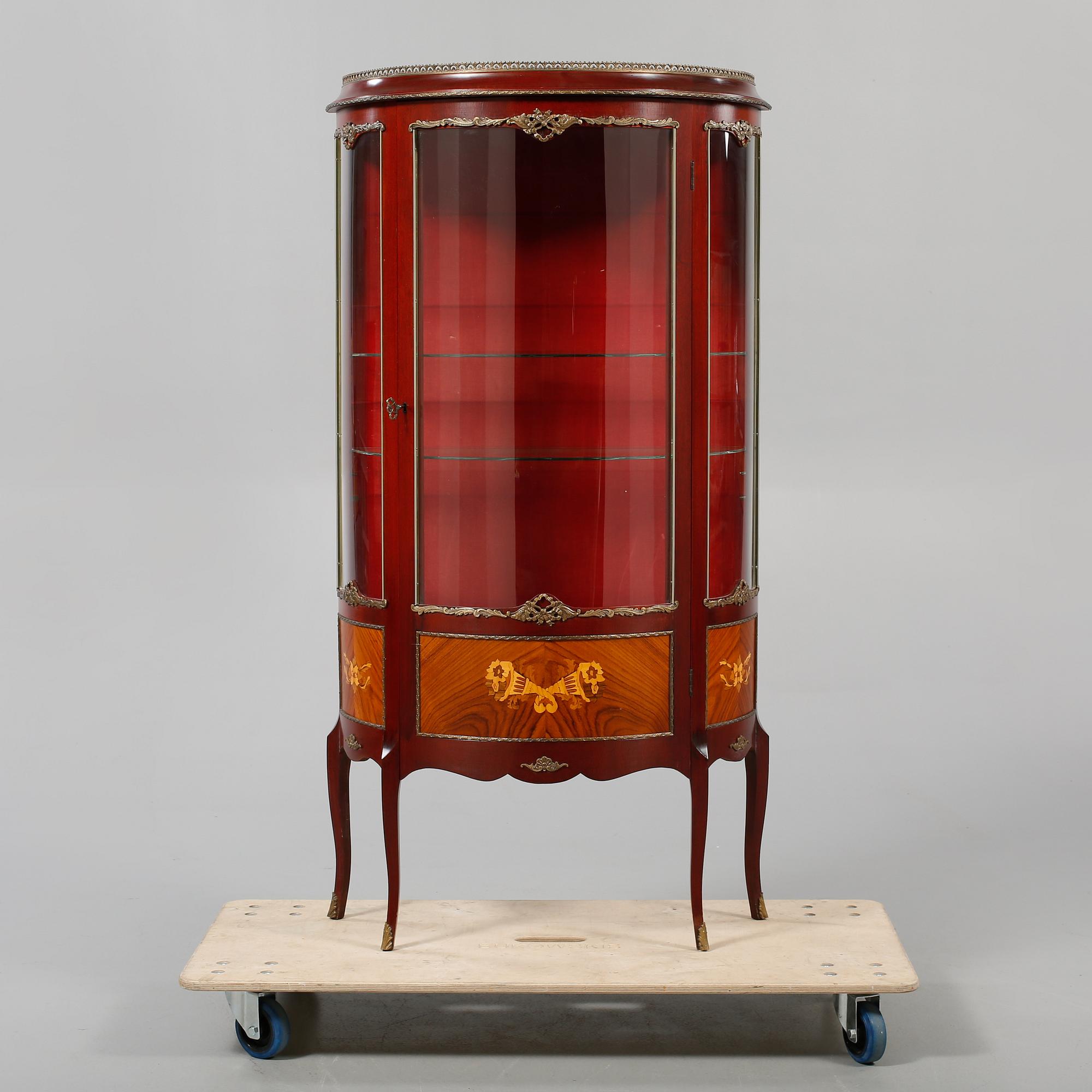 VITRINSKÅP, Louis XV-stil, 1900-talets tredje kvartal.