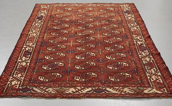 Matto, an antique Yomoud khali (main carpet), ca 244-249,5 x 172,5-174,5 cm.