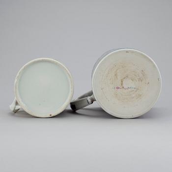 MUGGAR, 2 st, porslin, Kina, omkring 1800.