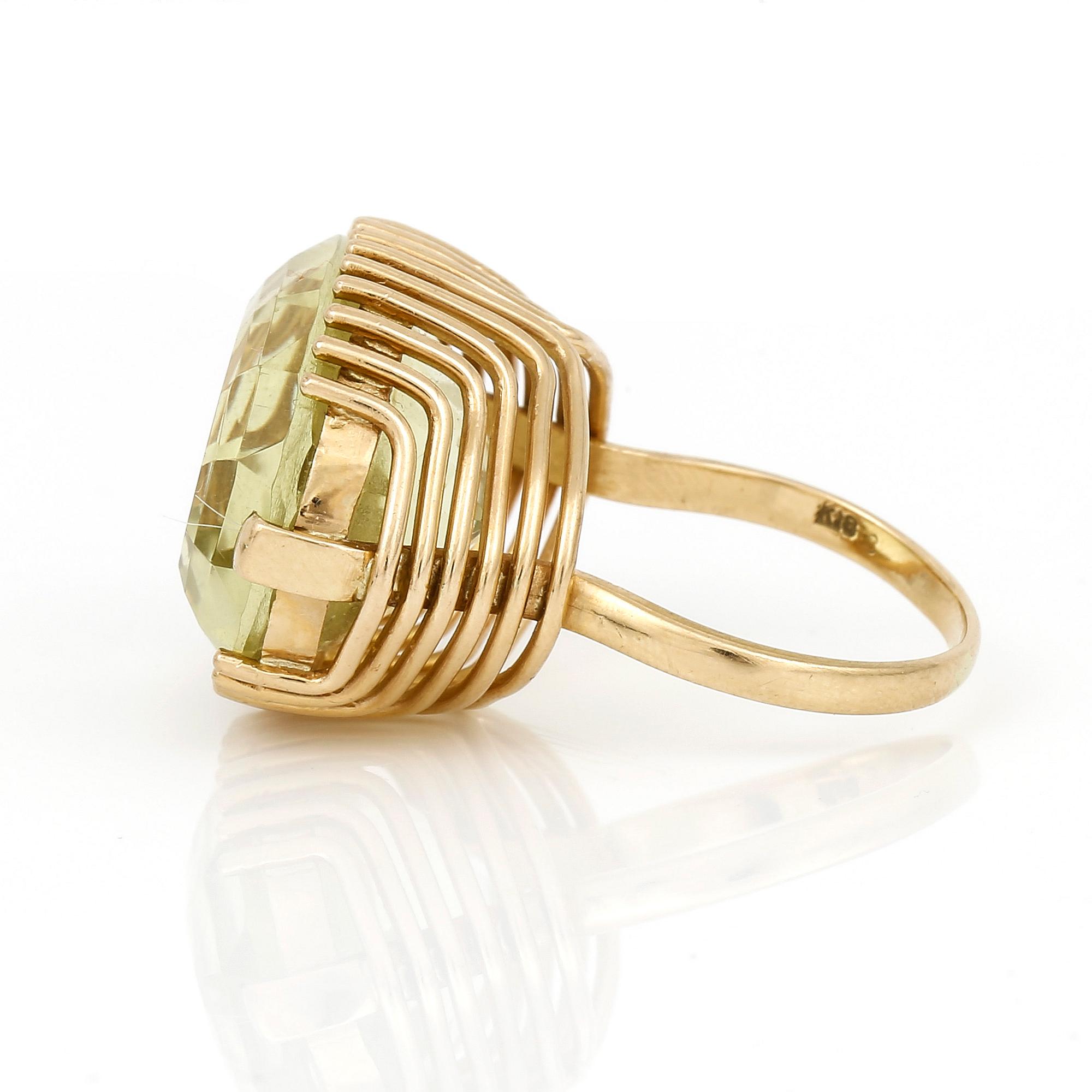 RING, 18K guld med oval facetterad citrin, ca 25,59 ct. Vikt ca 13,38 g.
