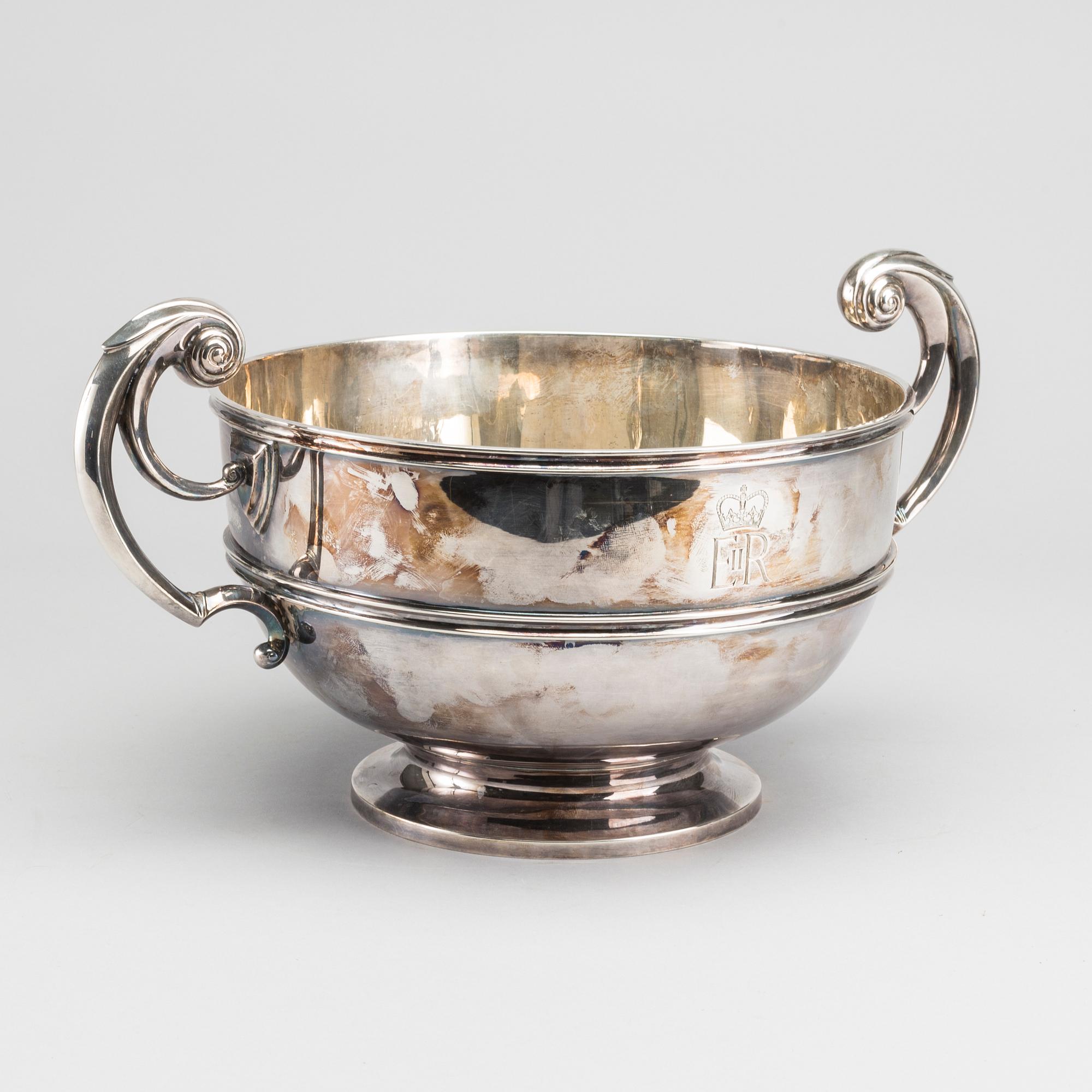 An English early 20th century silver bowl, mark of G & S Co Ltd London 1901.