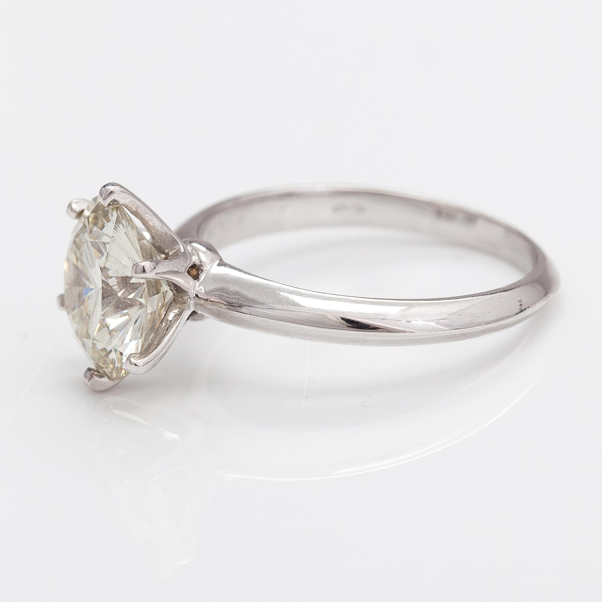 An 18K white gold ring with a brilliant-cut diamonds ca. 2.90 ct according to certificate.