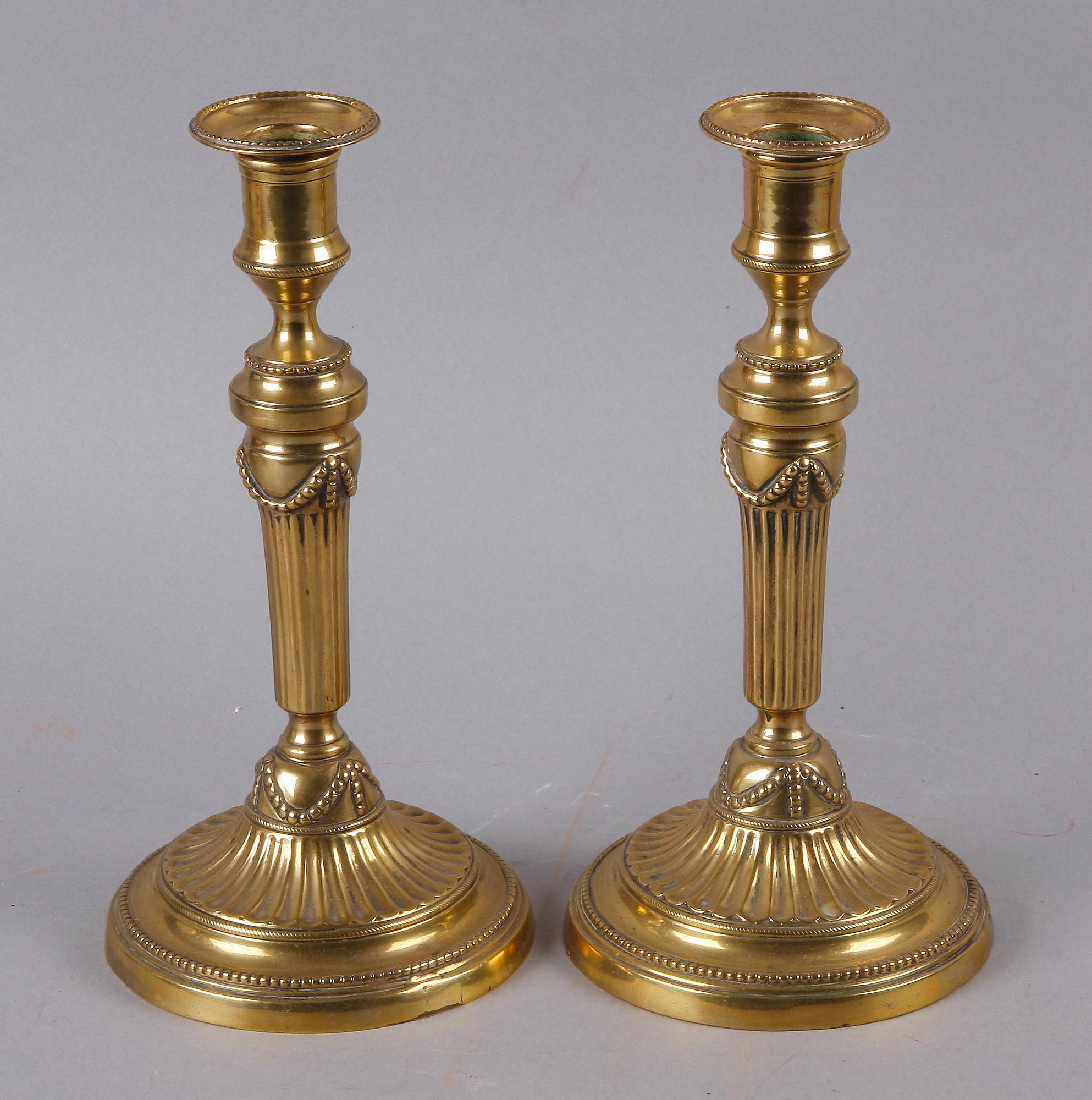 LJUSSTAKAR, ett par, mässing, Louis XVI, sent 1700-tal.