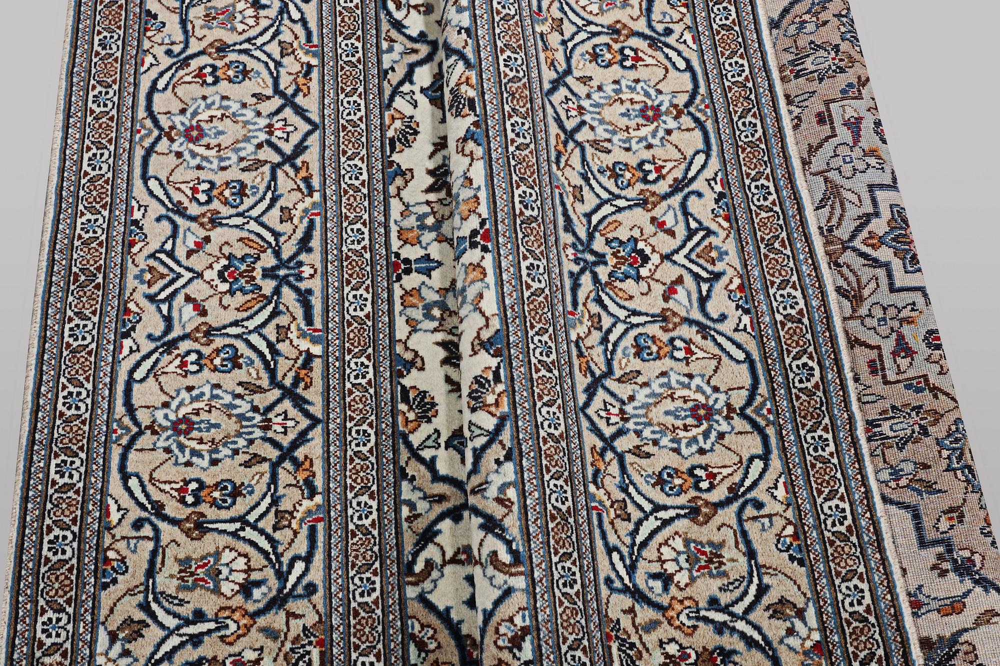 A carpet, Kashan, ca 290 x 193 cm.