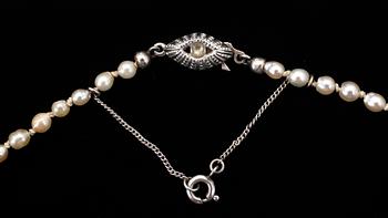 COLLIER, odlade barocka saltvattenspärlor, lås i silver.
