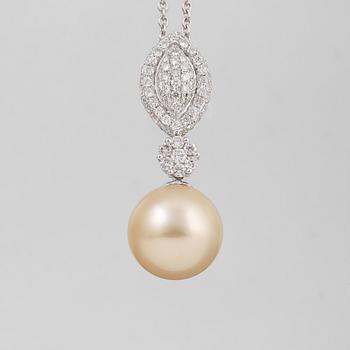 HÄNGE, 18K vitguld med odlad South Sea pärla samt briljantslipade diamanter 0.95 ct. Vikt 9,1 gram.