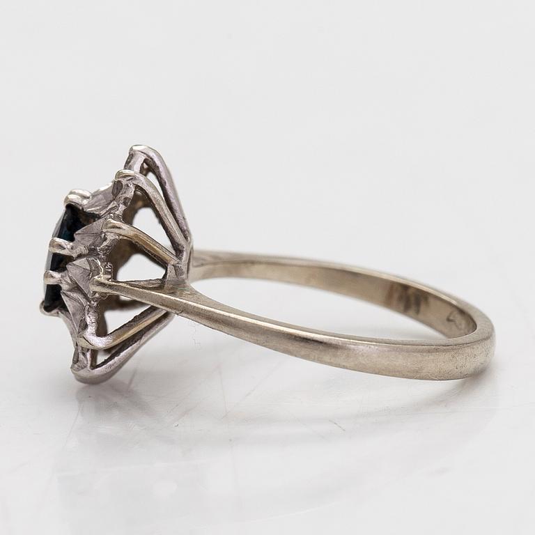 Ring, carmosé, 18K vitguld med diamanter tot ca 0.06 ct och safir. Med svensk import stämpel.