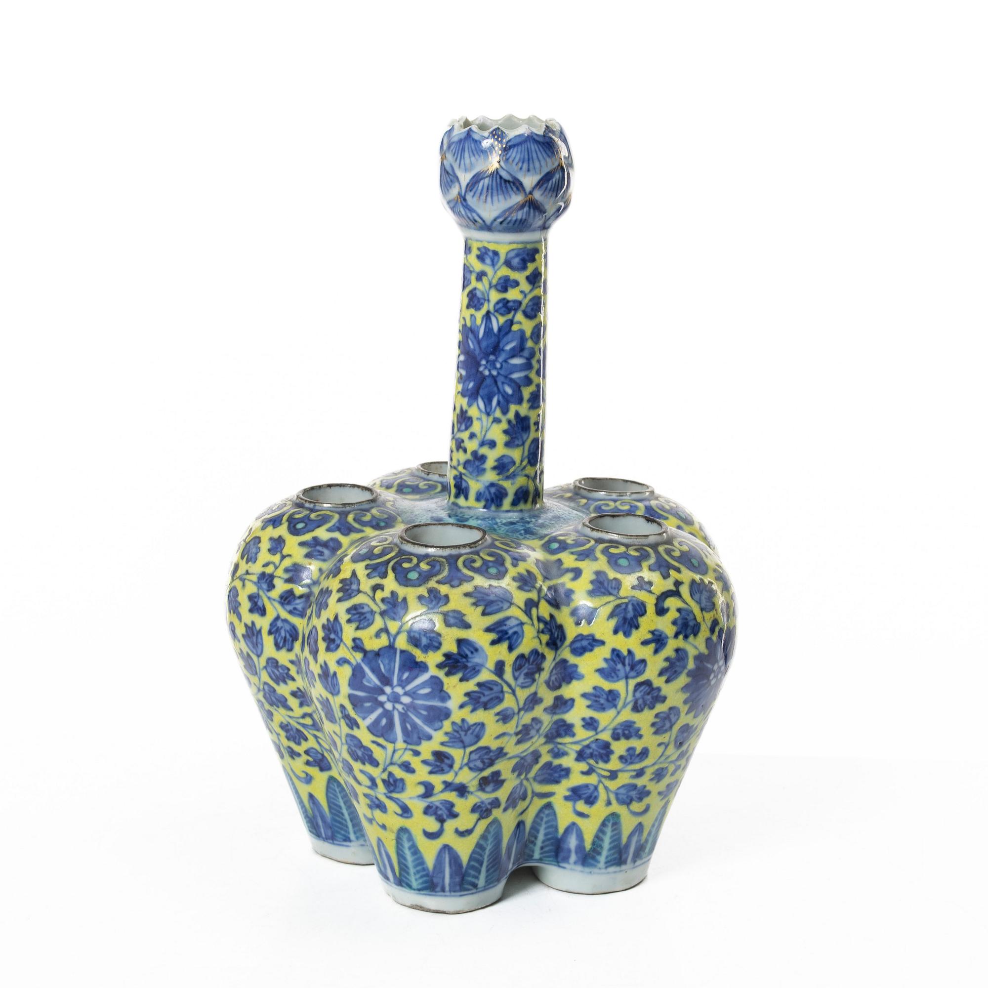 A Chinese blue and white 'clobbered' porcelain tulip vase, Qing dynasty, 19th century.