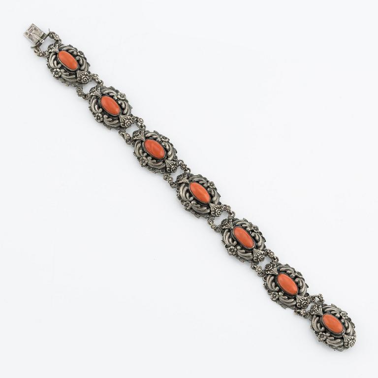 Armband, silver med korall, Ungern.