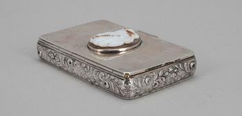 DOSA, silver, profildekor i konstmassa, Gustaf Adolf Strömbäck, Helsingfors 1844. Vikt 62,8 g.