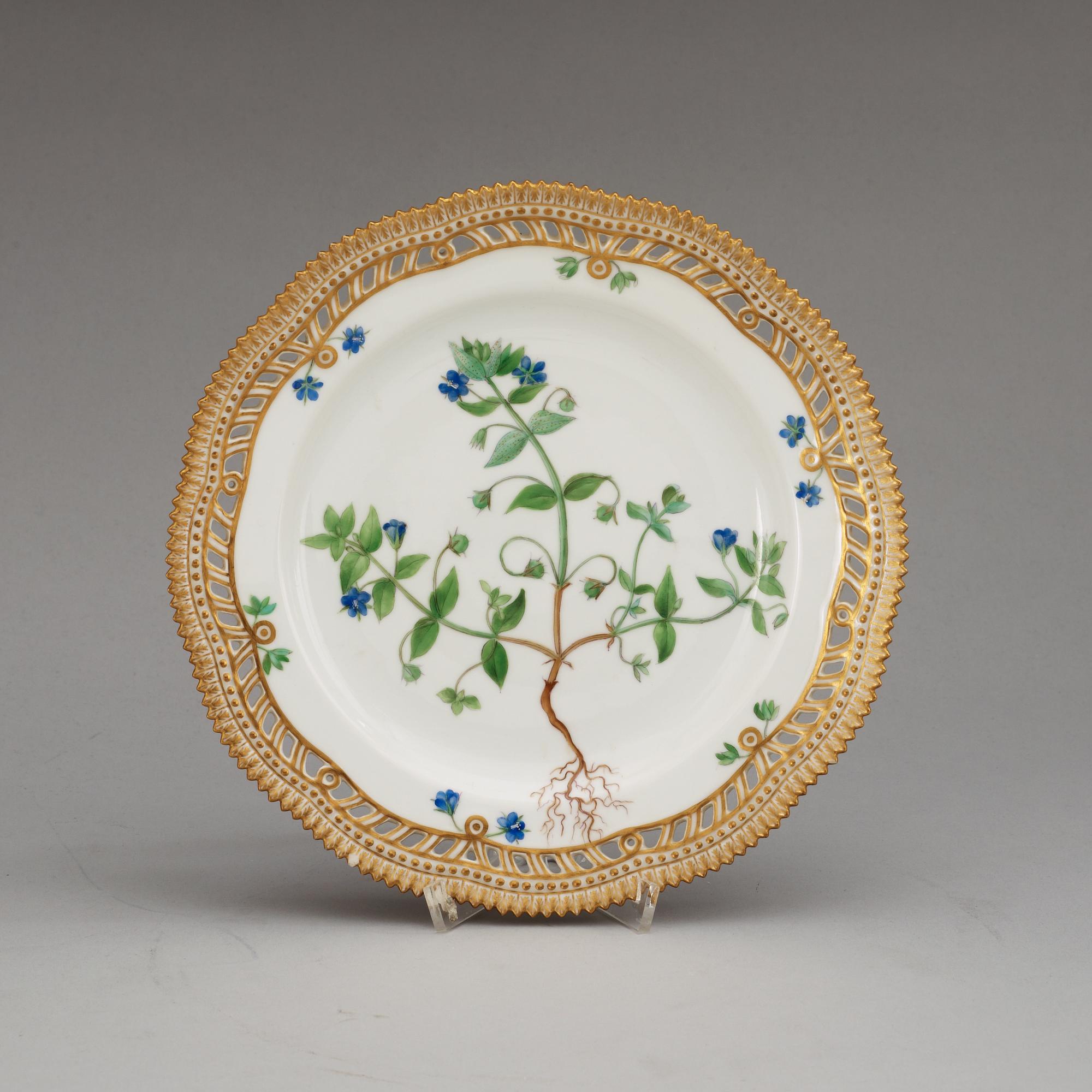 SERVERINGSFAT, fyra stycken samt KAROTT med LOCK, porslin. "Flora Danica", Kunglig Dansk, 1900-tal.