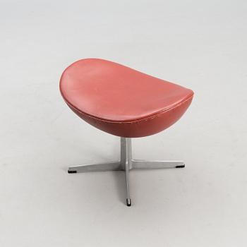 An 'Egg chair' and ottoman manufactured by Fritz Hansen, Denmark 1975.