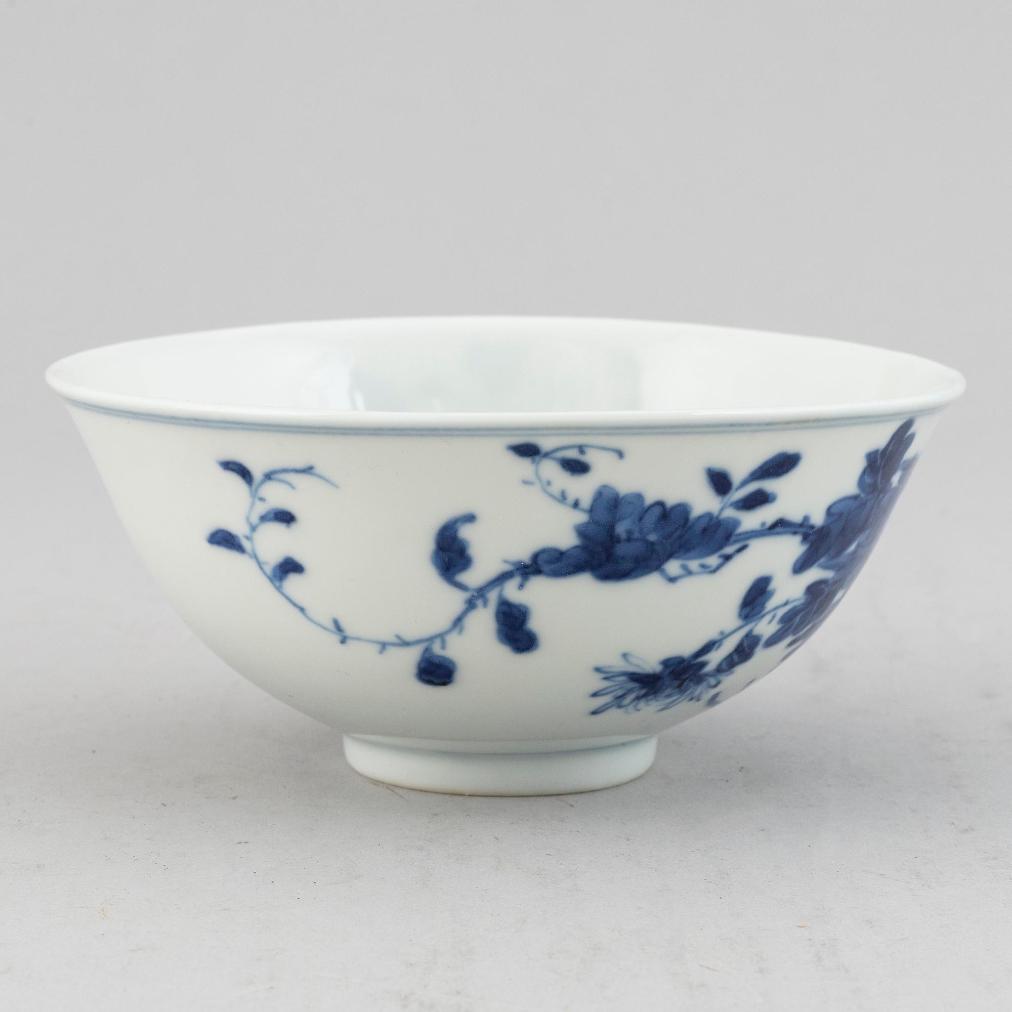A blue and white bowl, Qing dynasty, late 19th century, with Guangxu mark to the base.