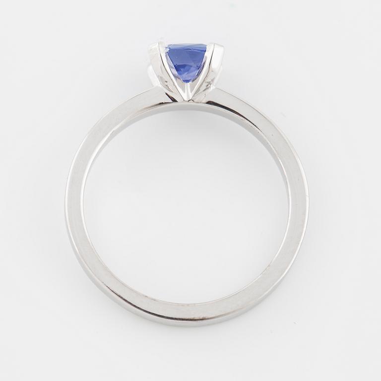 RING, med tanzanit ca 0.80 ct.