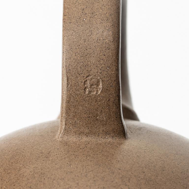 Two Chinese yixing teapots attributed to Gao Jianfang (b. 1956), China 1980s.