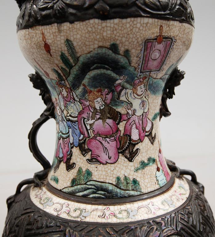 GOLVVASER, 2 st, porslin, Japan, 1900-tal.