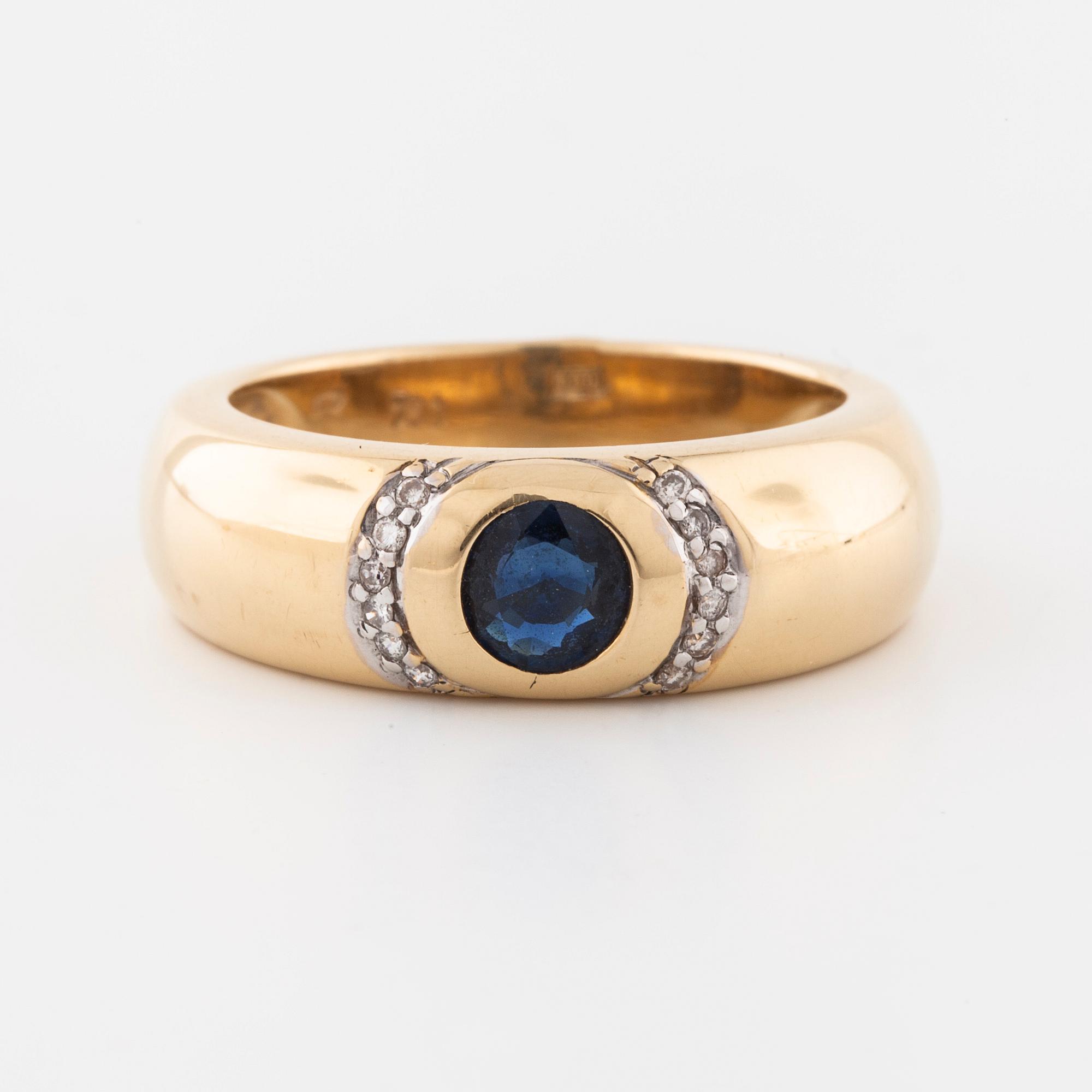 RING, med safir och briljantslipade diamanter.