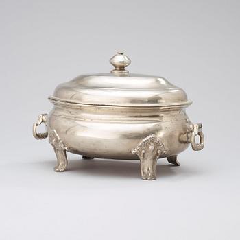 TERRIN MED LOCK, av Lars Lundwall (mästare i Jönköping 1761-1780/82). Rokoko.