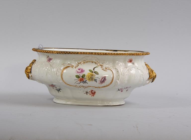 TERRINUNDERDEL. Porslin. Meissen. 1700-tal.