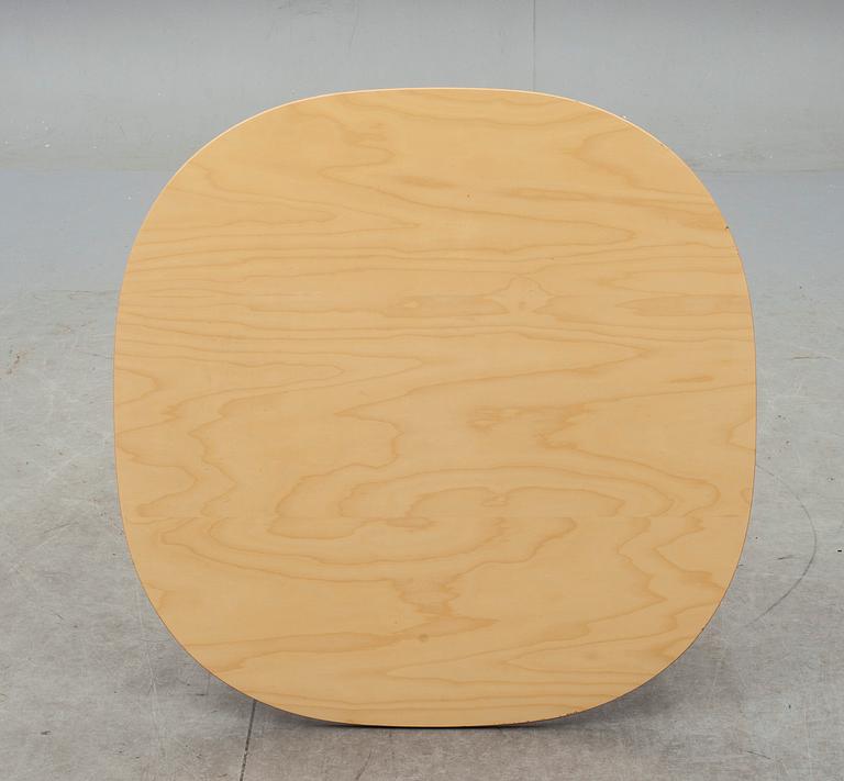 BORD. "Superelips" design Bruno Mathsson och Piet Hein för Bruno Mathsson International.