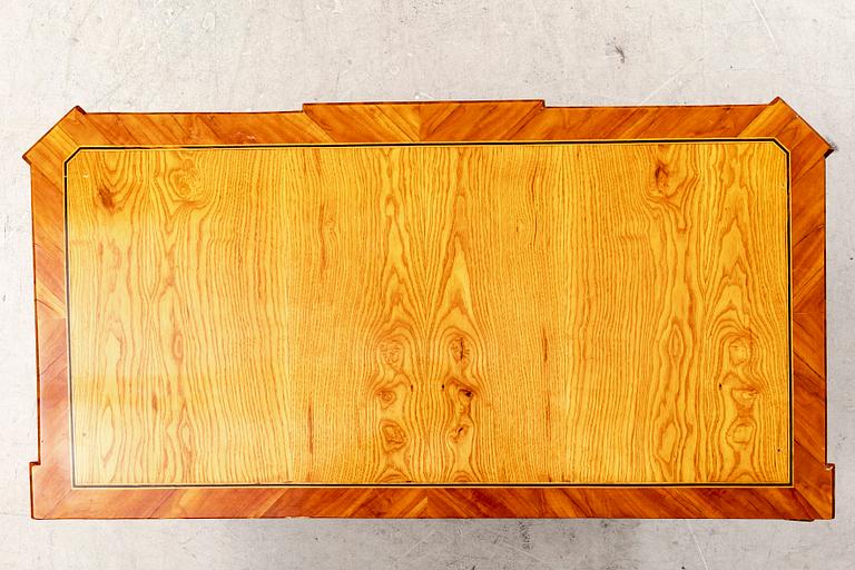 A late Gustavian dresser around 1800.