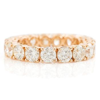 Full eternity ring in 18K rose gold set with brilliant-cut diamonds.