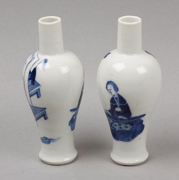 VASER, ett par, porslin, Kangxistil, sen Qing, Kina.