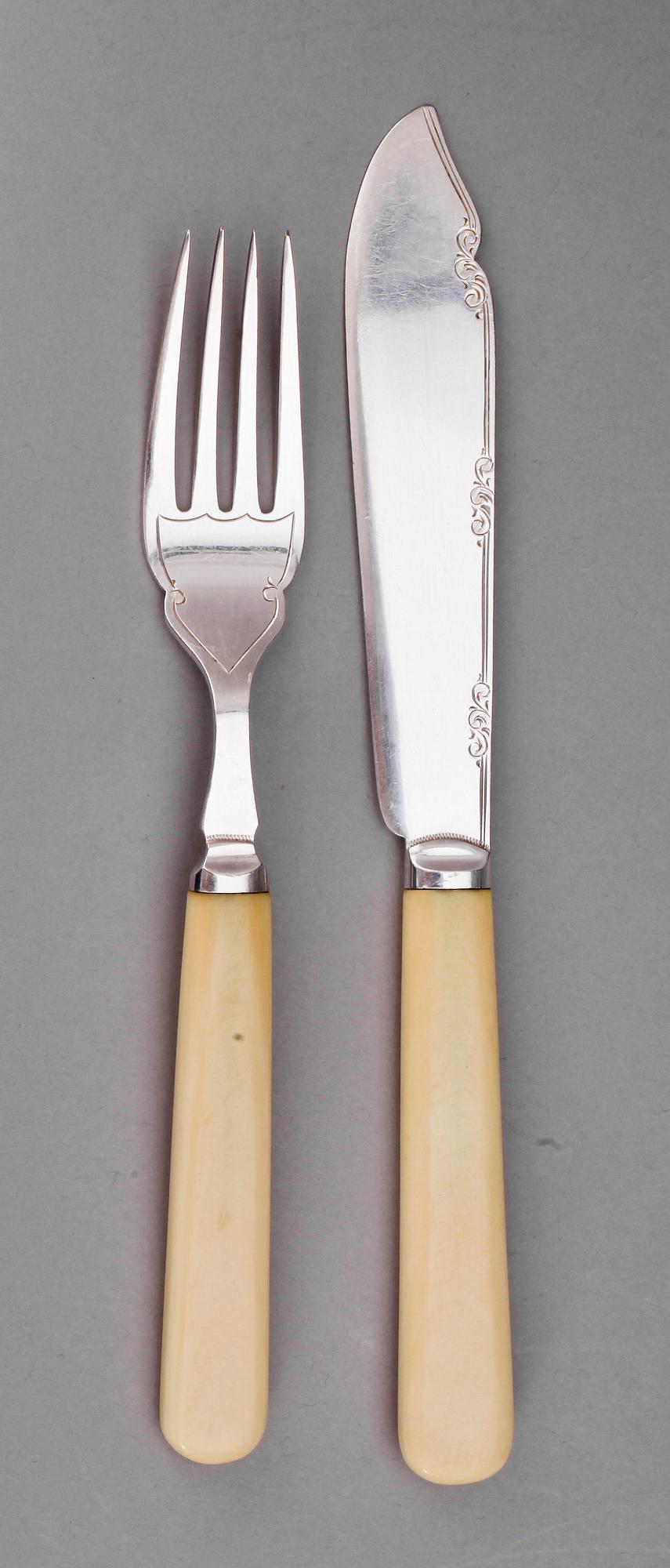 FISKBESTICK i SCHATULL, 24 delar, nysilver, Fattorini & Sons, England, tidigt 1900-tal.