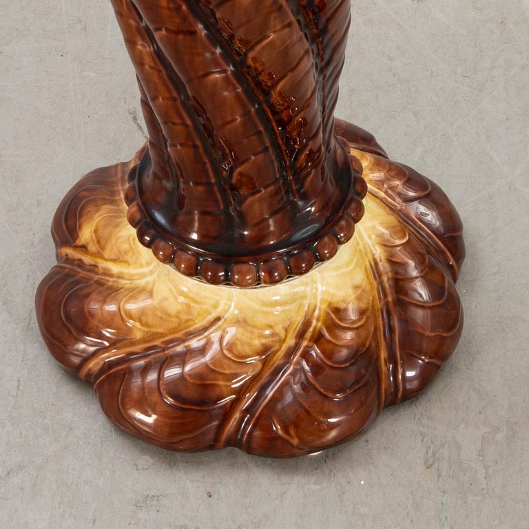 AN early 1900s majolica pedestal and flower urn.