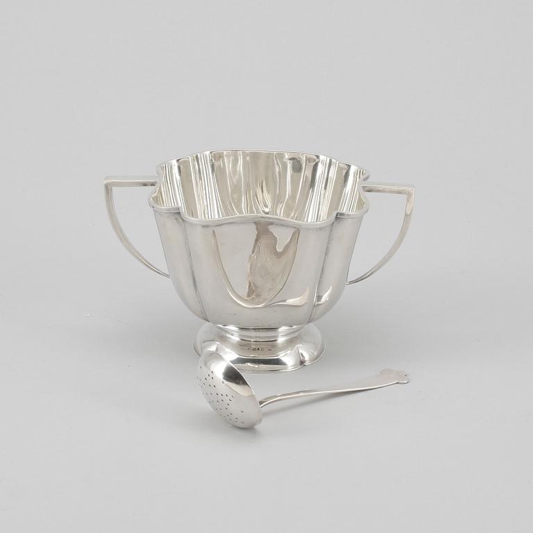 SOCKERSKÅL samt SOCKERSTRÖARE, silver, GAB, Stockholm 1913 samt 1914. Totalvikt ca 251g.