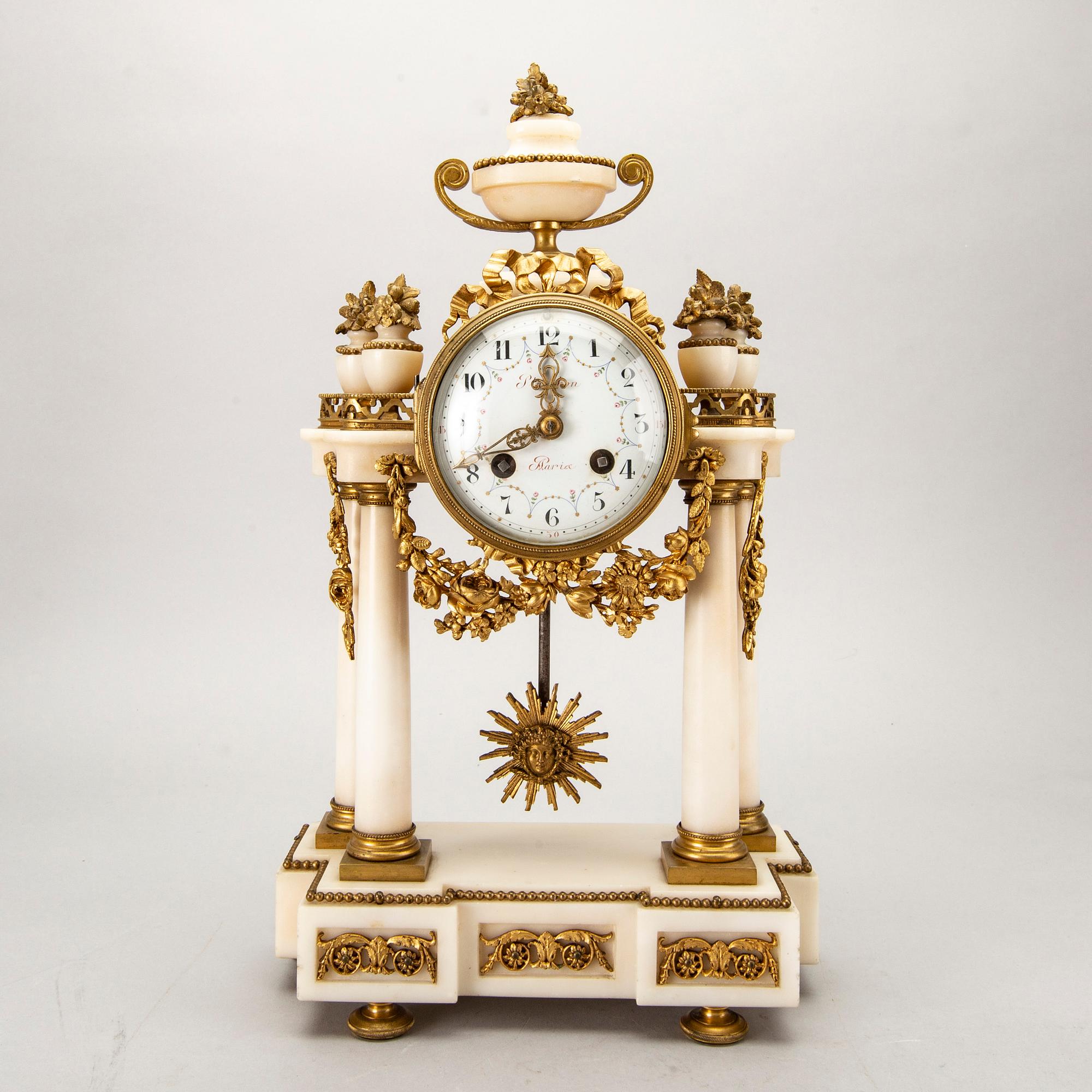 BORDSPENDYL, Planchon, Paris, Louis XVI-stil, omkring 1900.