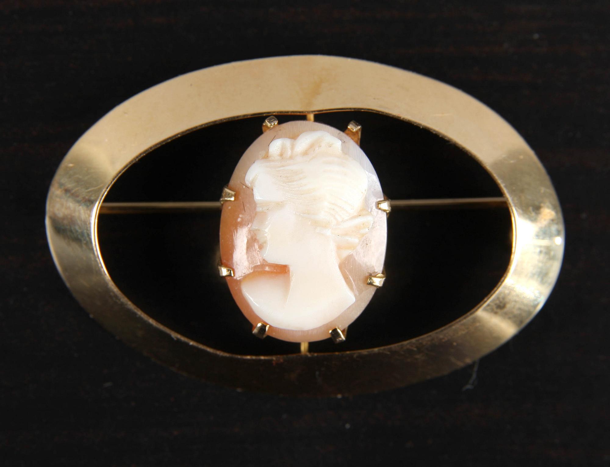 BROSCH MED CAMÉ. 18k guld. Tot 4 gr.