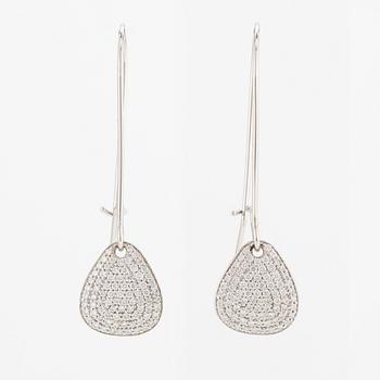 Efva Attling, örhängen, ett par, "Little Rose Petal & Stars Earrings", 18K vitguld med diamanter.